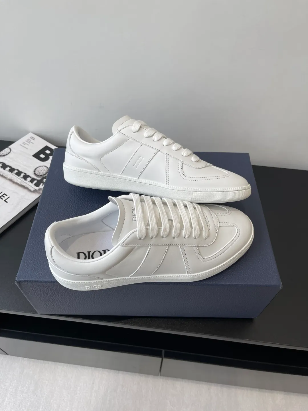 Factory price: 420💰The top version of Dior 25ss new product B01 moral training shoes. The toe size design of the couple's style is a bit wider. The upper foot comfort is perfect. The thread is beautiful. Perfectly suitable for trousers. Decorated with various classic details. It is the ideal choice for daily styling. It can be matched with various casual items to create exquisite shapes. Fabric first layer cowhide/lining sheepskin T men's shoes💰U original outsole Code number: 38-44, customized 45